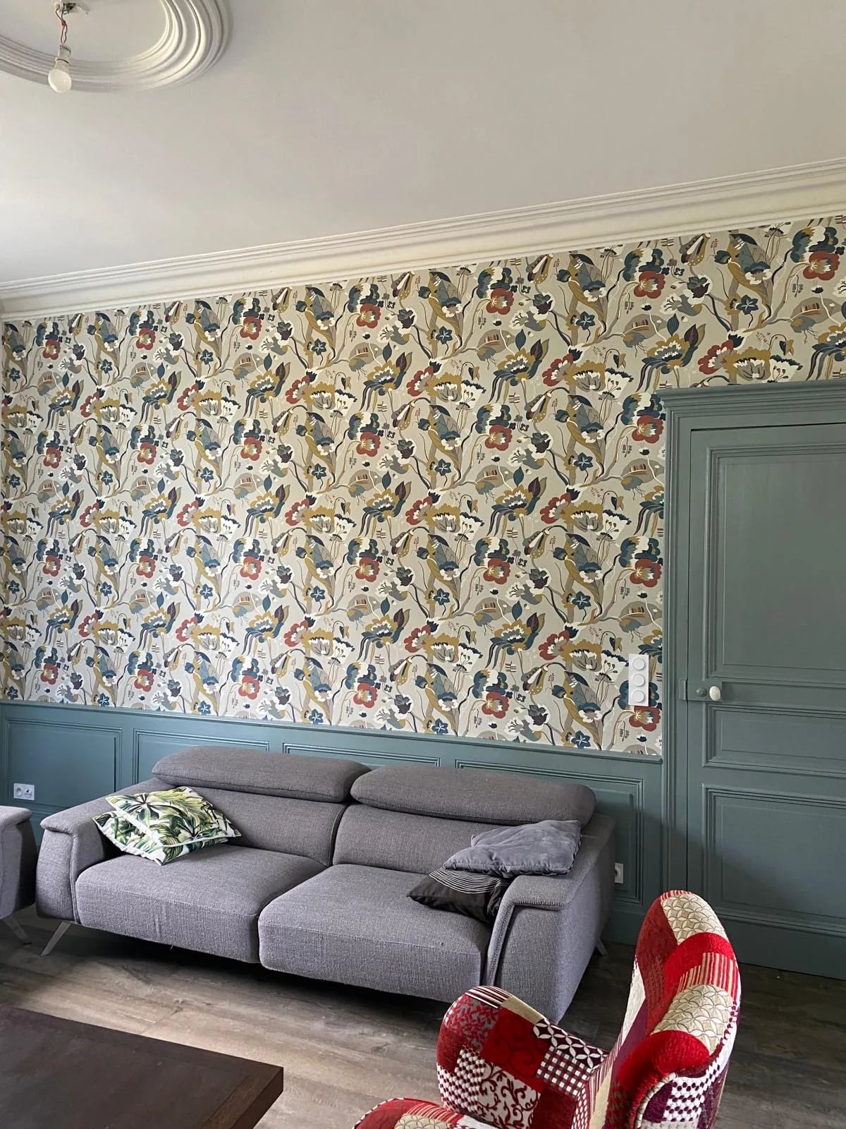 Salon décoré par CDP : papier peint d’éditeur et boiseries peintes