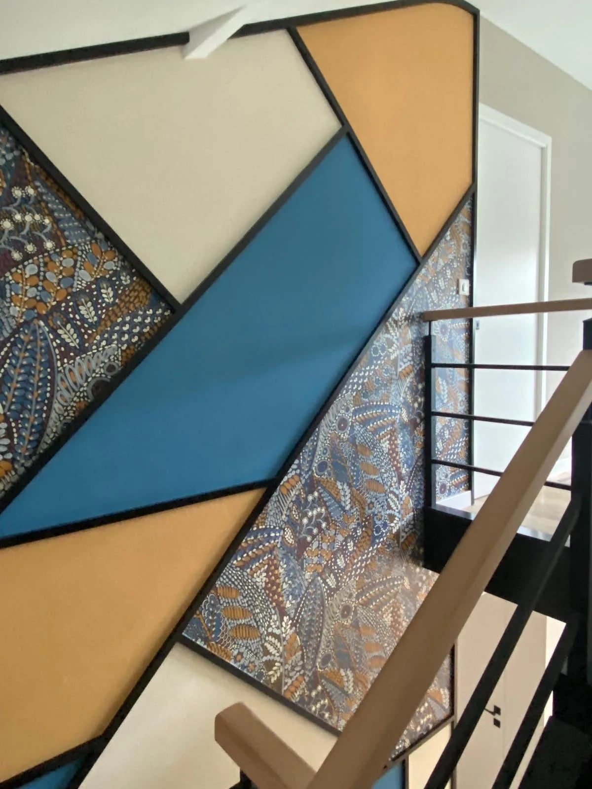Décor mural graphique en panneaux de couleur